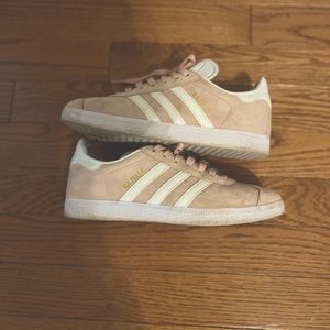 Adidas gazelle light pink size 7 but fits like an 8. Great condition!